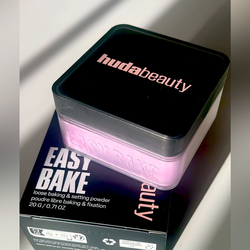 Huda Beauty Easy Bake Blurring Loose Baking &
Setting Powder
